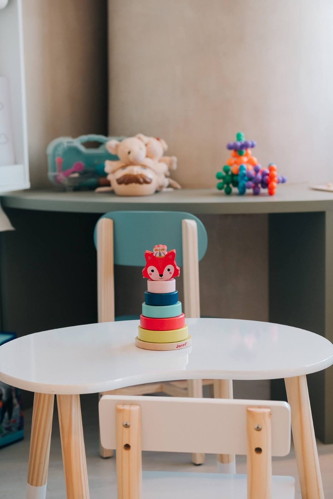 Mesinha das crianças com brinquedos